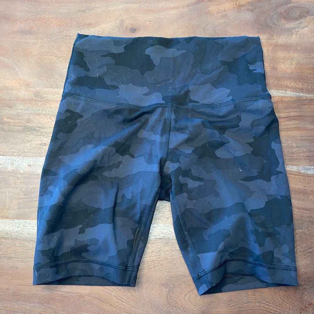 Lululemon womens black camo bike shorts 8”